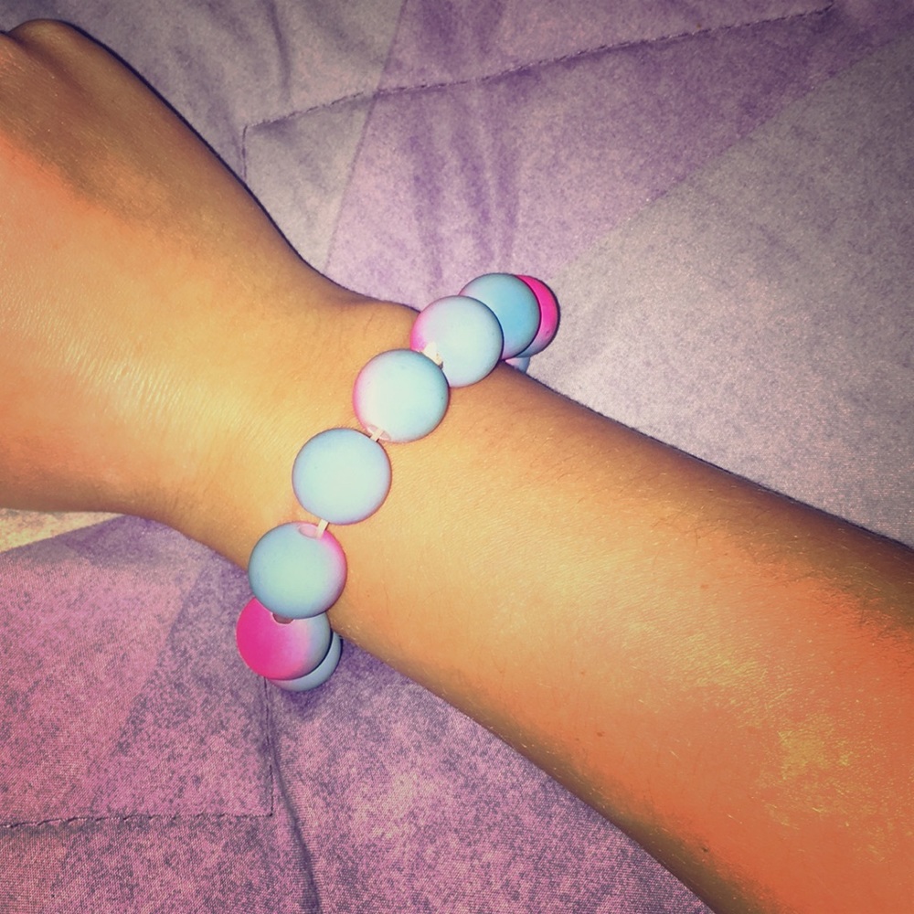 Stretchy bead bracelet